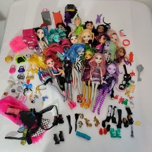 LOT OF MONSTER HIGH DOLLS AND ACCESSORIES EVERYTHING SHOWN IN THE ABOVE PICTURES